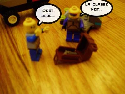 Un lego montre un flingu à son pote